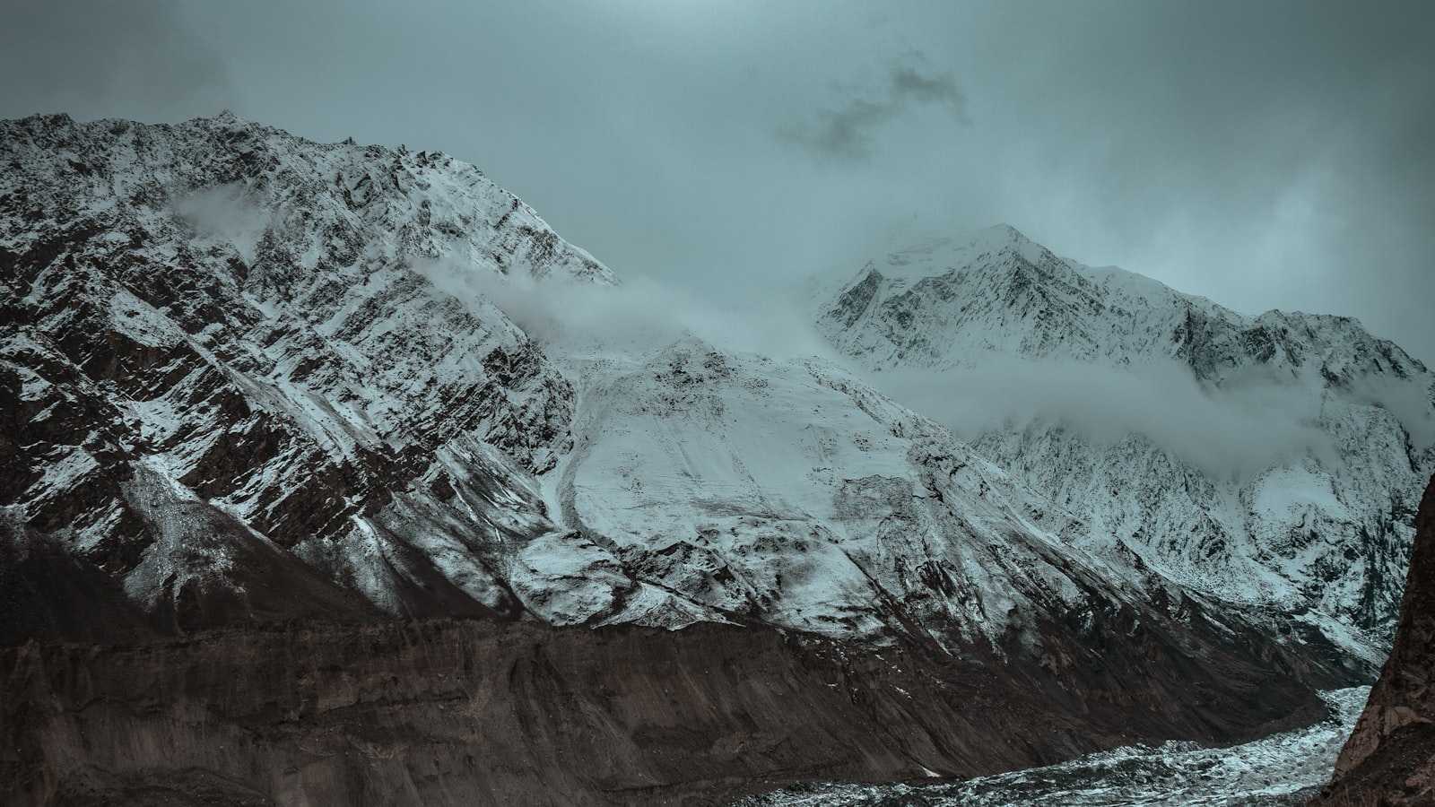 Exploring the Majesty of Mountain Landscapes on Canvas