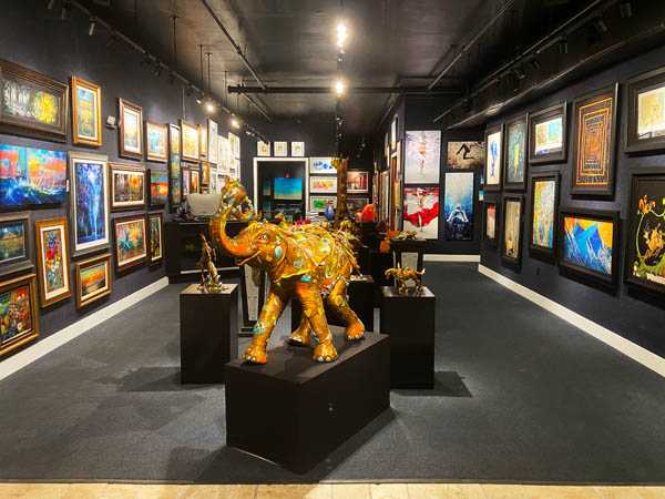 Key Galleries Leading the Modern Art Movement